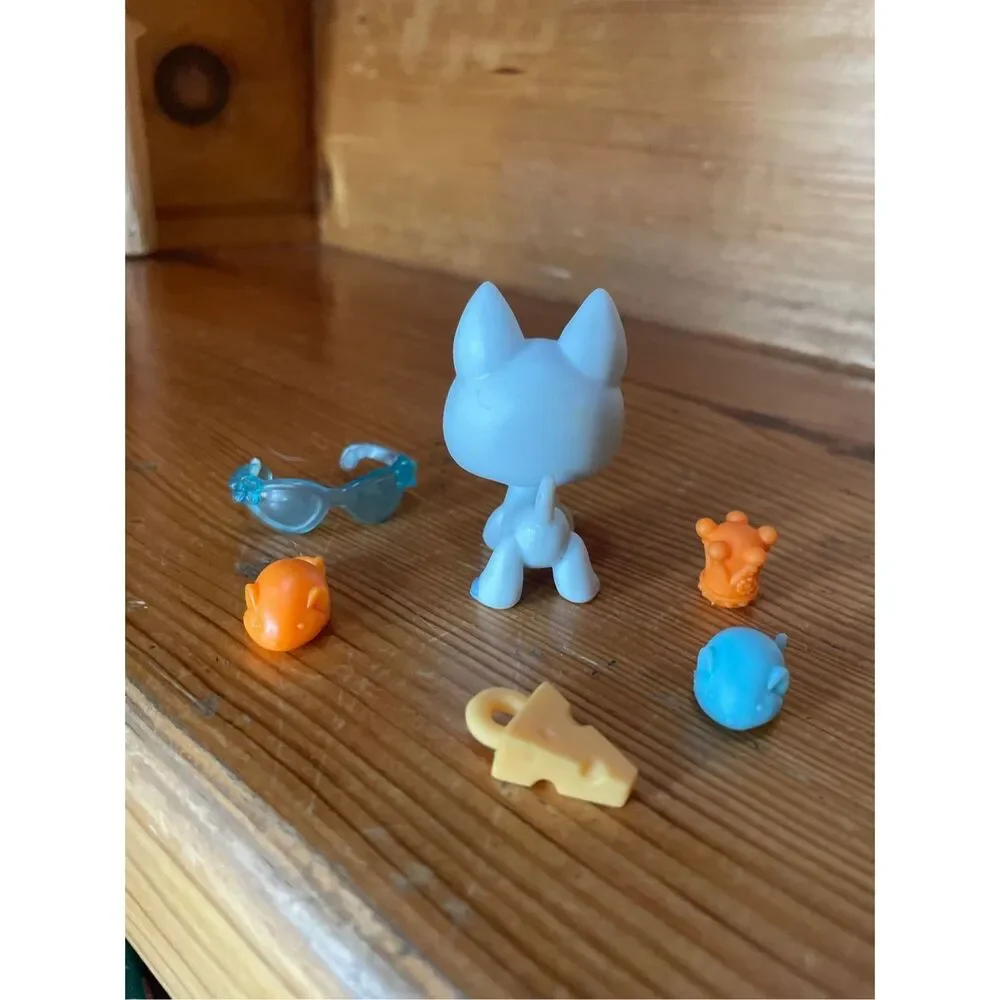 Littlest Pet Shop #689 Blue German Shepherd Puppy Dog